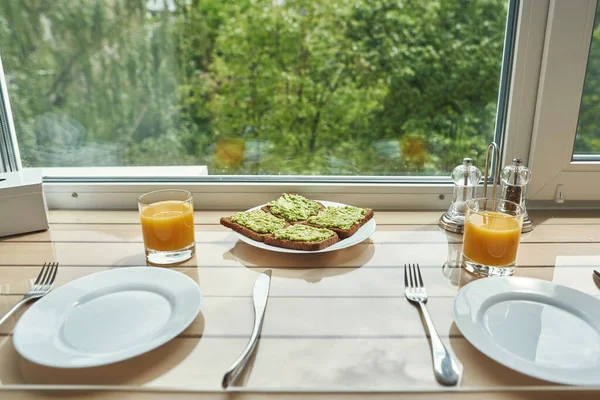 Healthy breakfast on windowsill at modern home — Stock Photo, Image