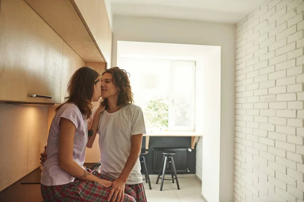 Young caucasian couple touch face to face at home — Foto Stock