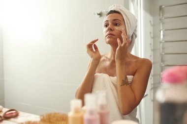 Gitl, banyoda göz bandının altına sür.