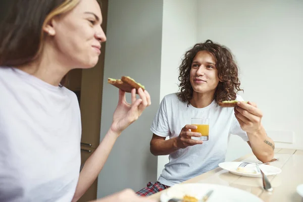 若いカップル食べるサンドイッチとジュース — ストック写真