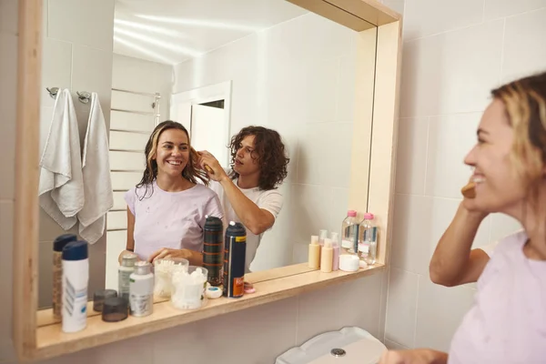 Chico peinando pelo de novia sonriente en baño — Foto de Stock