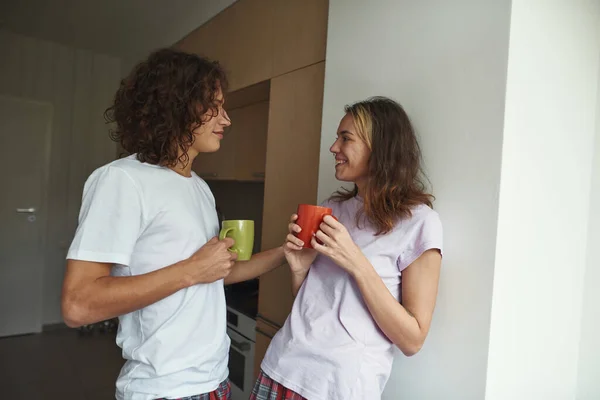 Guy and girl drink tea and look at each other — ストック写真