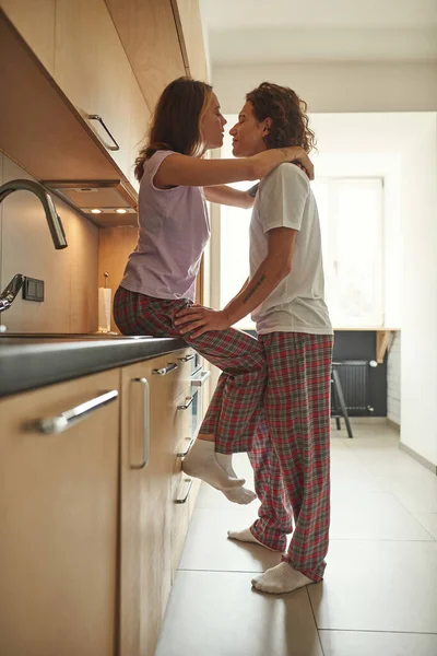 Man en meisje elkaar aanraken, knuffelen en genieten van tijd samen — Stockfoto