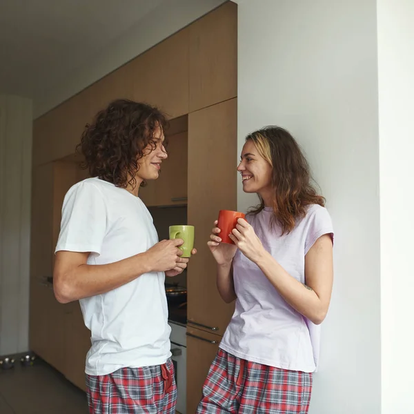 Chico y chica tomando té o café en casa — Foto de Stock