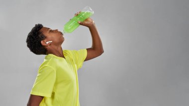 Sporcu siyahi çocuğun içki içişi.