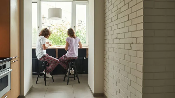 Guy and girl have breakfast at table of windowsill — Photo