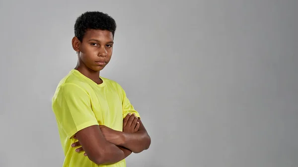 Vista lateral do menino negro confiante com braços cruzados — Fotografia de Stock