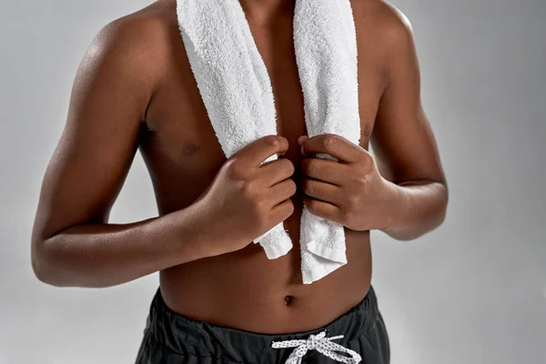 Havlulu, sportif zenci bir çocuğun kısmi görüntüsü — Stok fotoğraf