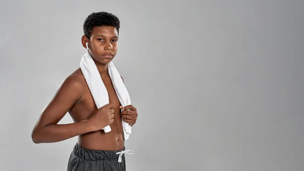 Confiante menino negro esportivo olhando para a câmera — Fotografia de Stock