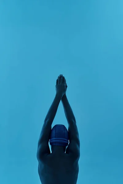 Zwarte mannelijke zwemmer draagt een badmuts en een bril — Stockfoto