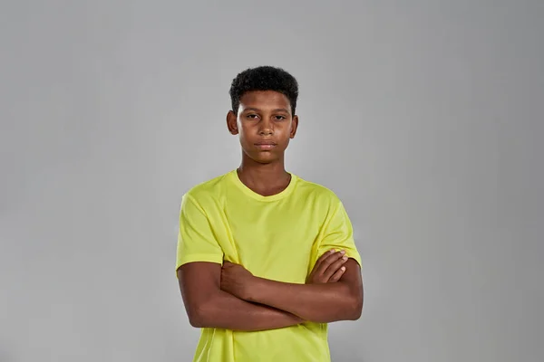 Front of confident black boy with crossed arms — Fotografia de Stock