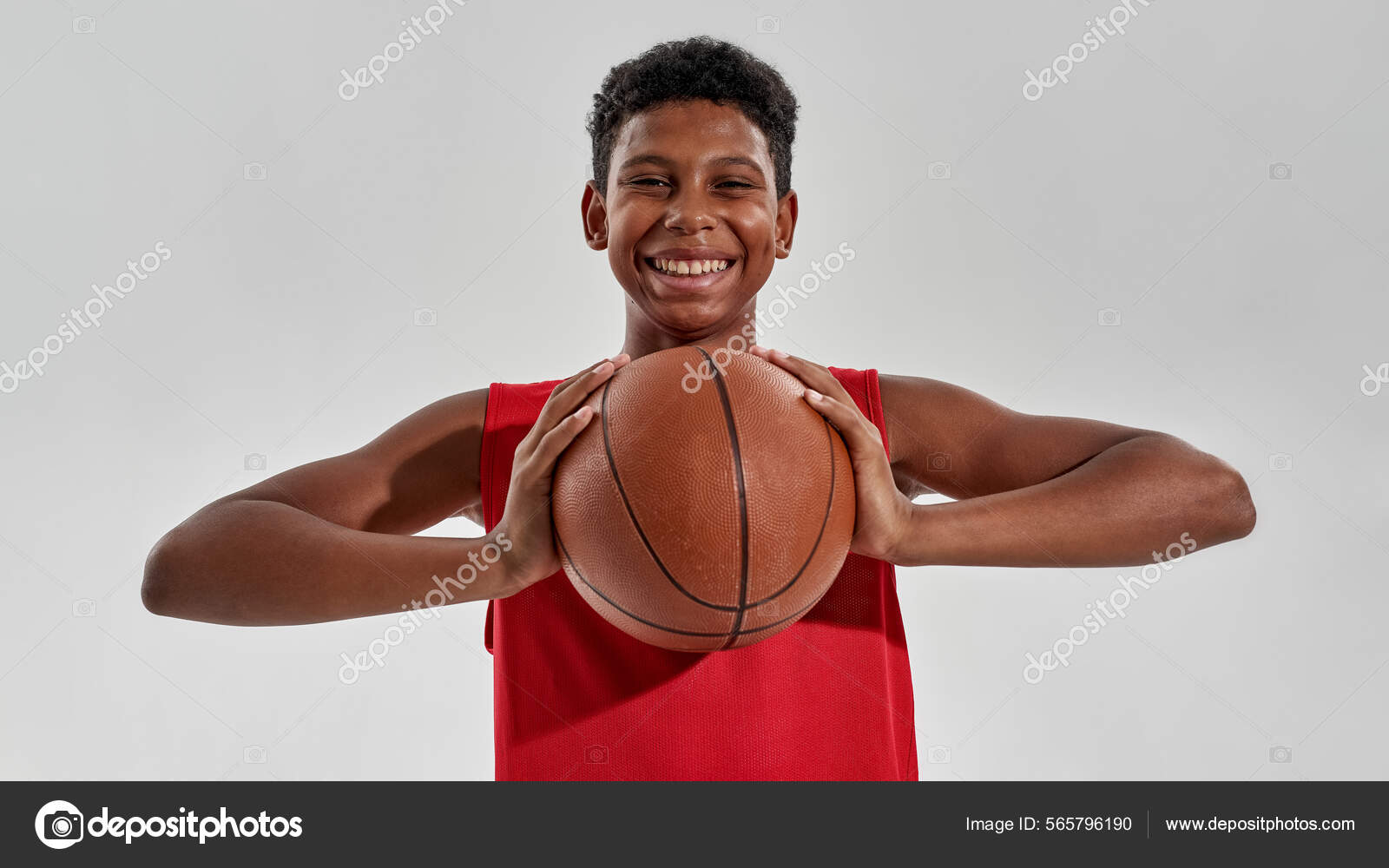 Afro homem segurando uma bola de basquete, Foto Grátis