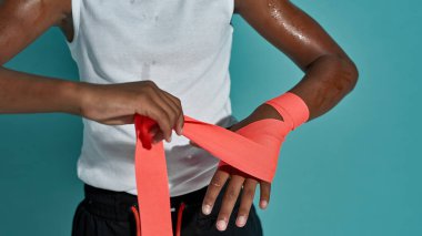 Boksör boks bandajının bir kısmı elinde.