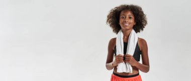 Havluyla gülümseyen zenci kızın kırpılmış görüntüsü.