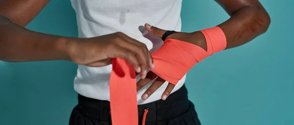 Cortado de menino boxer wrap boxe bandagem na mão — Fotografia de Stock