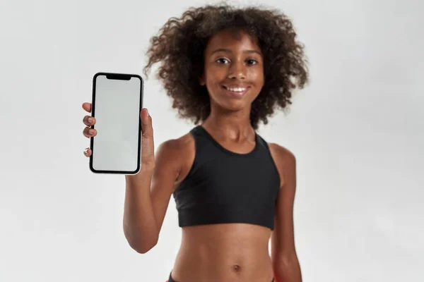 Cropped of smiling black girl show smartphone — Foto de Stock