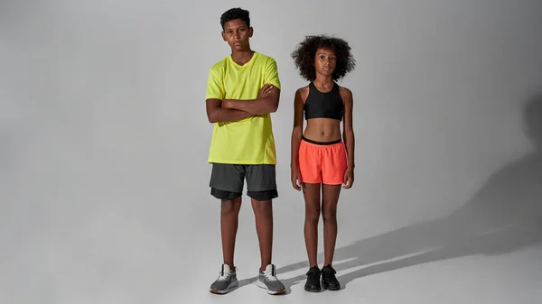 Фронтальный вид чернокожих девочки и мальчика, смотрящих в камеру — стоковое фото