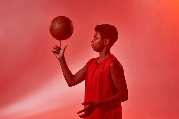 Anak hitam berputar bola basket di jarinya — Stok Foto