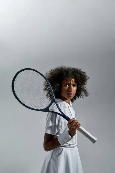 Chica negra tenista con cara escéptica — Foto de Stock