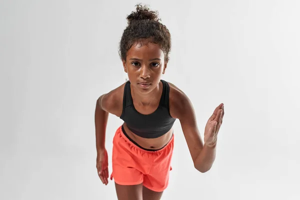 Atlétikai fekete lány fut, és a kamerába néz — Stock Fotó