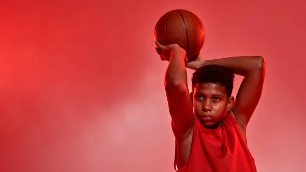 Koncentrált fekete fiú kosárlabda játékos dobás labda — Stock Fotó