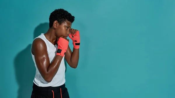 Vista lateral do boxe focado menino negro boxeador — Fotografia de Stock