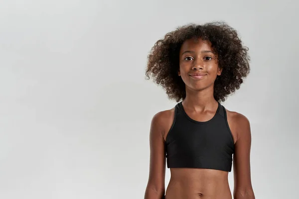 Cropped of smiling black girl looking at camera — Foto Stock