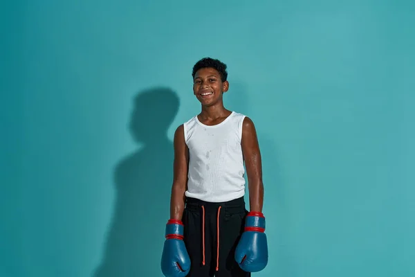 Vista frontale del ragazzo pugile sorridente che guarda la fotocamera — Foto Stock