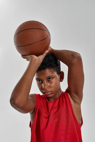 Vágott fiú kosárlabda játékos dobott labdát — Stock Fotó