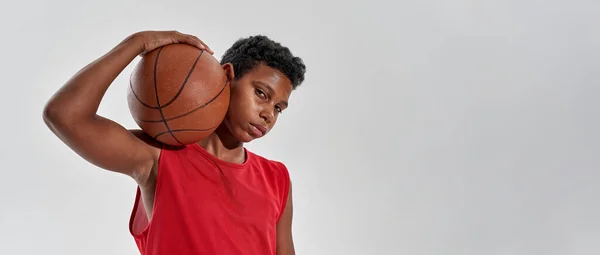 Anak hitam yang percaya diri memegang bola dan melihat ke kamera — Stok Foto