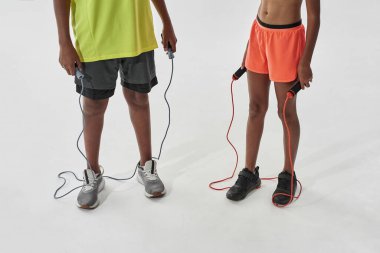 İp atlayan atletik siyah kız ve oğlan