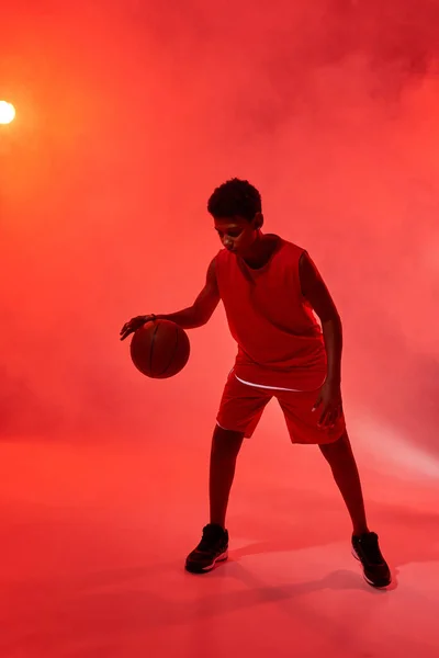 Fekete fiú kosárlabda játékos csöpög labda — Stock Fotó