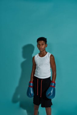 Siyahi boksörün kameraya baktığı ön manzara.