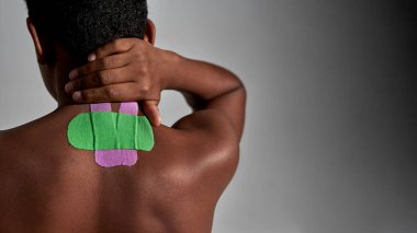 Çocuğun sırtında yara bandı var.