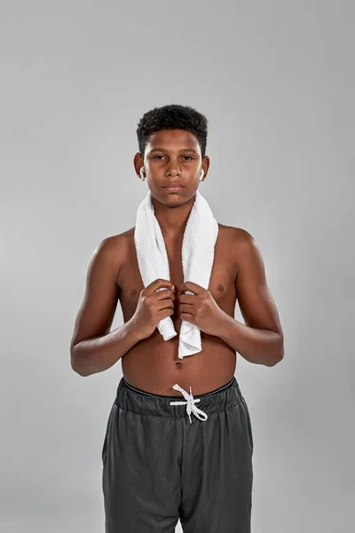 Vista frontal do menino preto esportivo com toalha — Fotografia de Stock