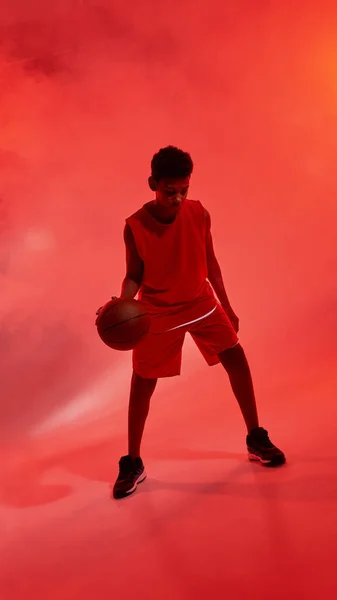 Afrikai fiú kosárlabda játékos csöpög labda — Stock Fotó