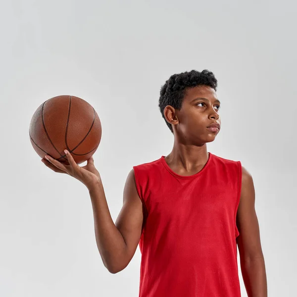 Terfokus anak laki-laki hitam basket pemain memegang bola — Stok Foto