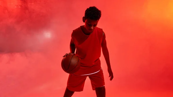 Koncentrált fekete fiú kosárlabda játékos labda — Stock Fotó