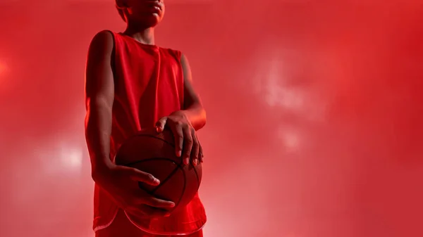 Oscura cara de chico negro sosteniendo pelota de baloncesto — Foto de Stock