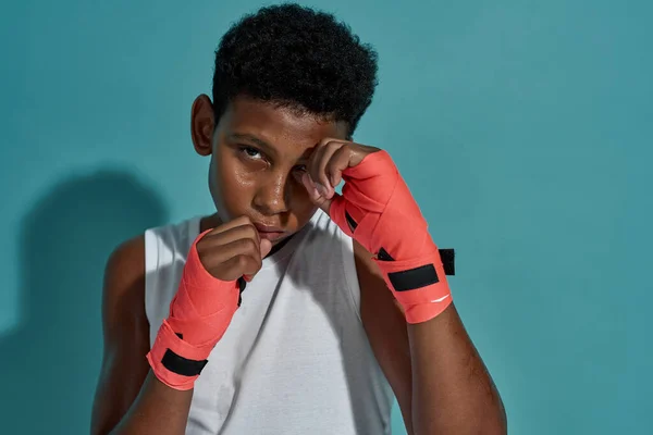 Imagen recortada de boxeador chico negro serio boxeo —  Fotos de Stock