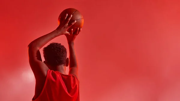 Bagian belakang anak hitam melempar bola basket — Stok Foto