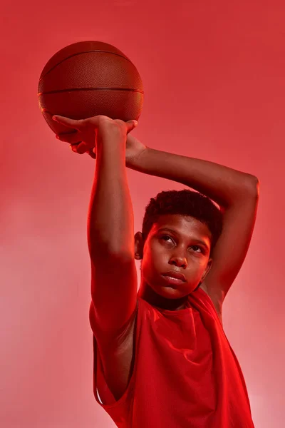 Jatuh dari anak laki-laki hitam basket pemain bola melempar — Stok Foto