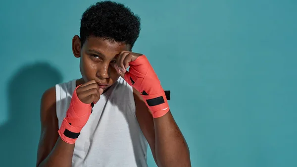 Partiell bild av självsäker svart pojke boxare boxning — Stockfoto