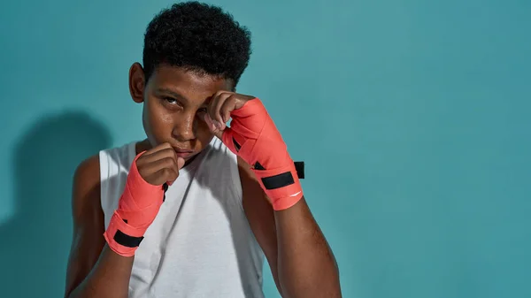 Imagem parcial do pugilista negro confiante boxe — Fotografia de Stock