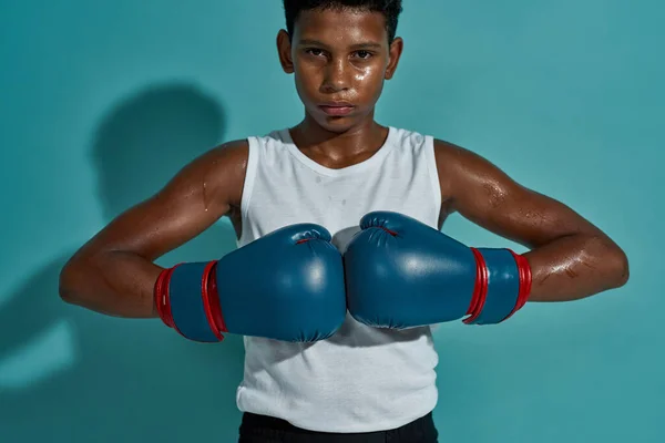 Beskuren bild av självsäker svart pojke boxare poserar — Stockfoto