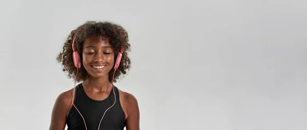 Joyful sports black girl listen music in earphones — Foto de Stock