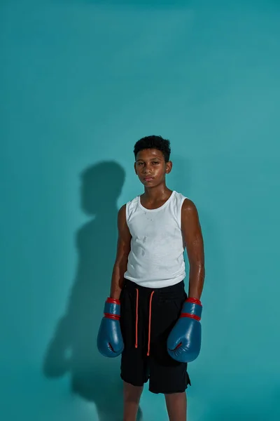 Vista frontal do boxer menino preto olhando para a câmera — Fotografia de Stock
