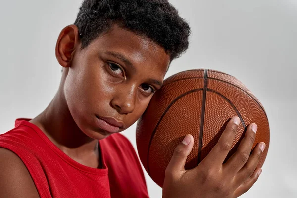 Közelkép fekete fiú kosárlabda játékos hold ball — Stock Fotó