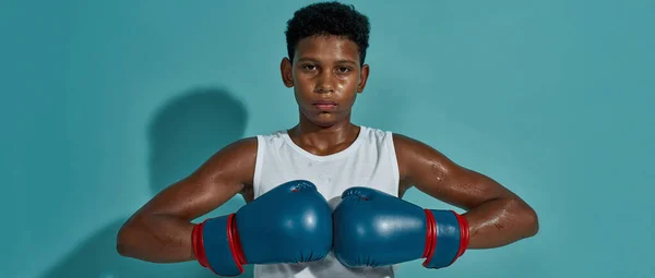 Självsäker svart pojke boxare posera och titta på kameran — Stockfoto