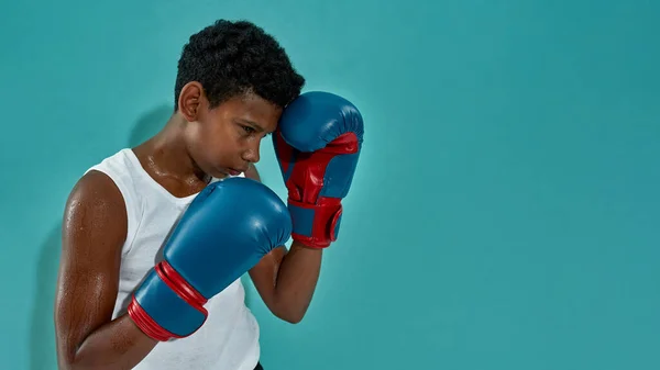 Cropped of concentrated black boy boxer boxing — Fotografia de Stock